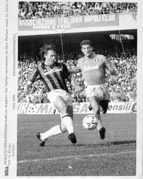 Il Milan batte il Napoli campione in carica 2-3 (nella foto il gol di Van Basten vanamente rincorso da Ciro Ferrara). E’ il primo maggio 1988. La strada verso lo scudetto  spianata (Ap).